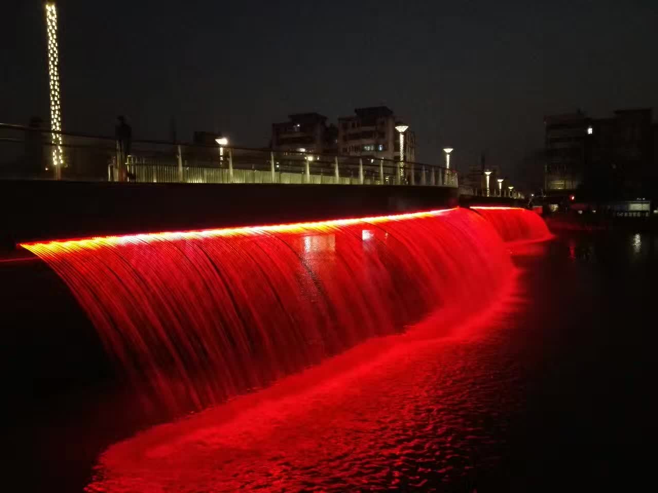 红色瀑布喷泉水景